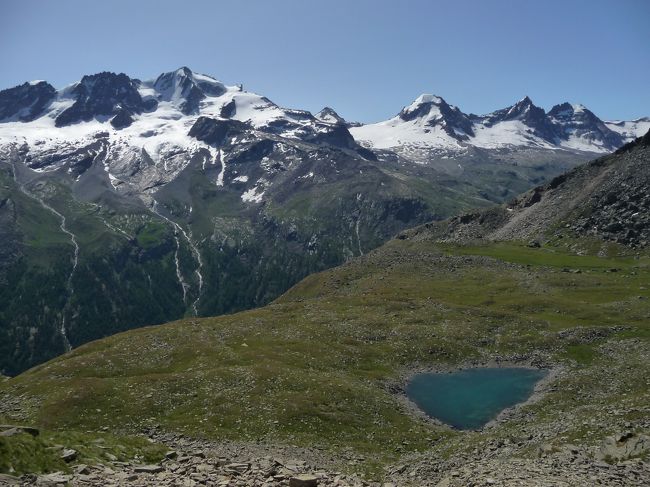 朝から快晴のこの日、イタリア最高峰グラン・パラディーゾを愛でるためクールメイユールを早朝に出発し、乗り換えのバス停ヴィルヌーヴでアオスタ発ヴァルサヴァランシュのポン行きのバスに乗りました。しかし、バス便は少なく、日帰りハイキングする者にとっての行動時間は、4時間あるいは８時間の何れかしか選択肢はありません（午前10時の到着で、帰りの便は午後2時と6時発のみ）。旅程の終盤だったこともあり、前者を選択し、最も手軽に山岳展望を得られそうなポンから幅広の道を辿る４番コースを選びました。<br />http://www.comune.valsavarenche.ao.it/Sito-Ufficiale-Comune/it/Pont-Meyes.aspx<br />　　<br />After spending nearly a month in Switzerland, I had only three days at Courmayeur in Italy. But, this was a good enough destination of the region in such a short stay after reluctantly rambling around Aosta in rain on the first day I had already visited some years back, and fully enjoying the following day by climbing up to Mont Fortin (reporting later).<br /><br />This valley, Valsavalanche is the best place for enjoying a full view of Gran Paradiso by an easy walk, I believe. It is already there by some minutes walk from Pont, terminus of a public bus from Aosta(fairly good connection at Villeneuve from Courmeyeur).<br /><br />I did not recognize Gran Paradiso which should be always visible while walking along the trail No.4, half way on abandoned vehicle road apparently due to frequent and big rock falls.<br />When descending on trail 3A, I met many hikers mostly wearing sneakers.<br />Not sure whether there may be someone who climbed up on scary trail No.4, though.　( descriptions in English added on 21/1/2012)