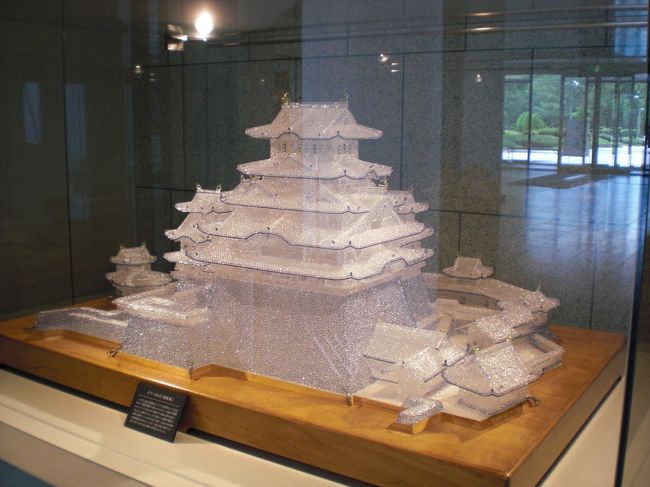 楽しみにしていた姫路城。<br /><br />いきなり震度４の地震でたたき起こされました。<br /><br />さてさて無事にたどりつけるのやら・・・