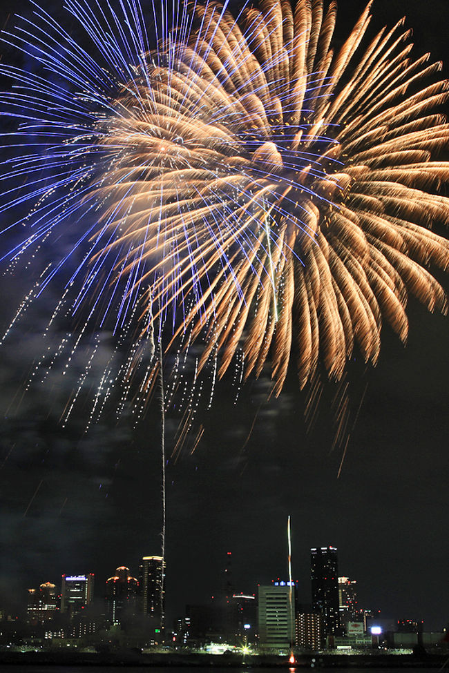 ちょっと遅くなりましたが、2009年　今年初の花火撮影に出かけました。<br />ターゲットは「第21回なにわ淀川花火大会」<br /><br />観衆５０万人。<br />オフィスビル、ホテル、近隣住宅の中から鑑賞する人を含めれば<br />ゆうに１００万人は超えているであろう、大阪の夏の一大風物詩です。<br /><br />この花火大会は十三、塚本方面から見れば、大阪梅田の高層ビル群をバックに大きな花火が打ちあげられ、<br />都市夜景と花火のコラボでは、東京の東京湾大華火祭と双璧をなすのではないでしょうか。<br /><br /><br />今年は21回大会記念？とし、　「水都大阪2009　なにわの花火で元気満開！」をテーマに感動的な花火大会が計画され、<br />水都大阪ならではの花火大会になること間違いなし！とのこと。<br /><br />いざ、挑戦です。