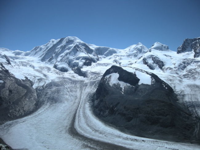 マッターホルンを眺めたく、ツェルマットを訪問。<br /><br />初めて見る氷河は驚くほどの絶景で、不思議な大迫力！