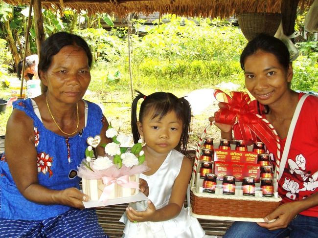 今日、８月１２日は毎年タイでは「ワン・メー（母の日）」の行事で祝日です。<br /><br />世界中では「母の日」は５月の第２日曜日が多いですが、タイでは１９７６年よりシリキット王妃の、社会奉仕活動を褒め称える為に、王妃の誕生日８月１２日を「母の日」に制定しました。<br /><br />シリキット王妃の誕生曜日の金曜日の色の、ブルーでタイ中が飾られて、人々もブルーの服を着て祝います。<br /><br />因みにプミポン国王の誕生曜日は月曜日なので、色はイエローです。<br /><br />「ワン・メー（母の日）」にタイ人はジャスミンの花をプレゼントに添えてお母さんに贈ります。