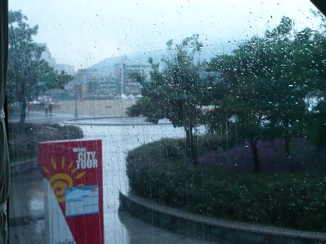 朝起きた時は曇っていた<br />朝食しながら窓の外を見ると土砂降りの雨<br />グぁぁ〜ん♪<br />一体どうすりゃいいのよー！