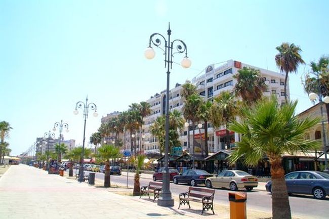 キプロスの第二の産業港湾都市のラルナカにはキプロスの空の玄関の国際空港がある。　空港から街まではソルトレイクを越えて歩いてでも行かれます。　１５年前に来た時は歩いて来てビーチ前のホテルに泊まました。　ラルナカベイのプロムナードは国際都市の雰囲気がする。　ラルナカには数多くの外国人が住んでいる。