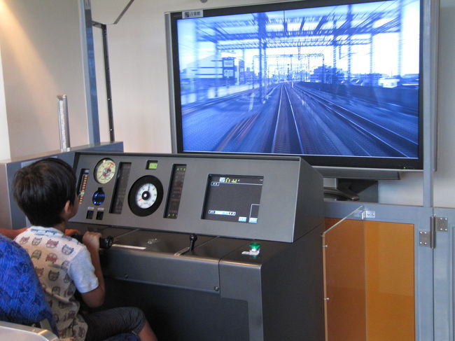 向島百花園めぐりは思ったより時間がかからなかったので、もより駅が同じ東向島駅で駅のすぐとなりにある、リニューアルオープンしたばかりの東武博物館に寄ってみることにしました。<br />大人200円という入場料は、鉄道への興味はそこそこで、写真撮影目的にさくっと寄っても良いじゃないかと思わせる手ごろな価格です。<br />ものすごい興味あるジャンルでなくても、博物館で楽しく過ごせるのは、海外旅行中に培った知恵！？───というか、趣味！？<br /><br />昔の電車や蒸気機関車、電気機関車がそのまま展示されていたり、昔の車内に入ってみることができました。<br />直接自分が乗ったことのない列車でも、ノスタルジックな思いに浸れました。<br />鉄道のしくみや安全に走るシステムとか電気のしくみとか、リニューアル記念特別展の全展示車両の搬入からの様子の写真や東武博物館における200年の歴史などは、時間に余裕があればもっとゆっくり見たいと思えたのですが、ほほぉ、こんなかんじなのか、と写真をさくっと撮ってほぼスルー。<br />夢中になったのはどちらかというと子供と同じところ。<br />ジオラマや電車のシミュレーションです。<br />さすがに子供にまじって操作するために並んだりしなかったですけど。<br />いや、並んでいるのがほぼ大人というシミュレーションもありました。それともあれは、子供のために並んでいたのかしら。<br /><br />東武博物館公式サイト<br />http://www.tobu.co.jp/museum/index.html<br /><br />「東武博物館は東武鉄道創立90周年を記念して、平成元年に開館して以来、おかげさまで今年５月に20周年を迎えることができました。これを機に約半年間のリニューアル工事を行い、お客様には大変ご迷惑をおかけしましたが、今年7月22日（水）にリニューアルオープンいたしました。新たに戦後初めて新造した特急列車モハ5710号のほかED101号が展示車両に加わり、東武鉄道の歴史を語る最初の蒸気機関車・列車・電気機関車が一同に揃いました。また、大人気の電車のシュミレーションは映像・運転台機器も新しくなりました。また、大パノラマや模型電車運転など体験できるものも加えました。開館にあわせ、「開館20周年・リニューアル記念イベント」も開催いたします。」<br />（東武鉄道博物館公式サイトより）<br />http://www.tobu.co.jp/museum/index.html