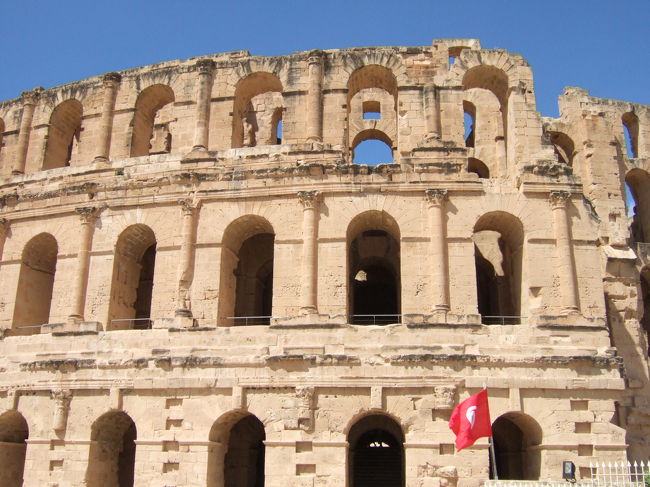 チュニジア旅行②（リジュメル砂漠～マトマタ～エルジェム）