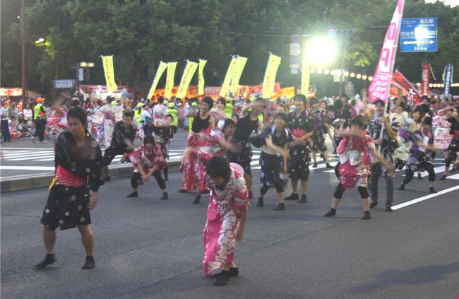 真夏の競演、高松祭が12日から14日まで開催<br />夏のお盆の時は四国は夏祭り本番。<br />11日〜16日は、高知よさこい祭り、徳島の阿波踊りが有名!<br />その丁度ど真ん中毎年14日は高松まつり最終日の総踊りの日<br />日本全国観光客は高知、徳島には多くの観光客が祭り見物に<br />来るが、高松には観光客が少なく静かな総踊り!!<br />今年で44回を迎え、総踊りも高知、徳島にはかなわないが<br />56連、4800人色彩豊かな衣装に音楽にあわせ華麗なる<br />総踊りを楽しむことができた。