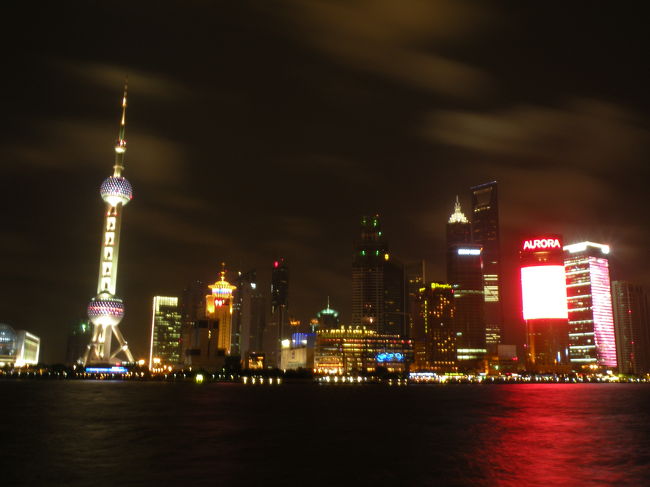 母を上海に連れて行きました。<br /><br /><br />中国に行ったことがなかったので･･･<br /><br />思ったよりきれいでした<br /><br />あっつかったけど･･･<br /><br /><br /><br />ホテルは虹口エリアのグランドメルキュール<br /><br /><br />7月28日から31日まで<br /><br />成田→浦東で行って<br /><br />虹橋→羽田で帰ってきました。<br /><br /><br /><br />2日目はツアーを手配して蘇州まで<br /><br />さすが水の都できれいでした<br /><br /><br />31日は帰る前に上海動物園よってきました。<br /><br />パンダちゃんが元気で活発でした☆<br /><br /><br /><br />