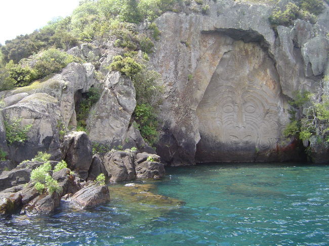タウポ湖はNZ一でかい湖。どんだけでかいかと言うと、シンガポールが6つ入る大きさらしい。わかったようなわからないような説明を受けた。しかし飛行機上空からもくっきりと見えるその姿はNZのまさにヘソ。ここは2度足を運ぶこととなった。