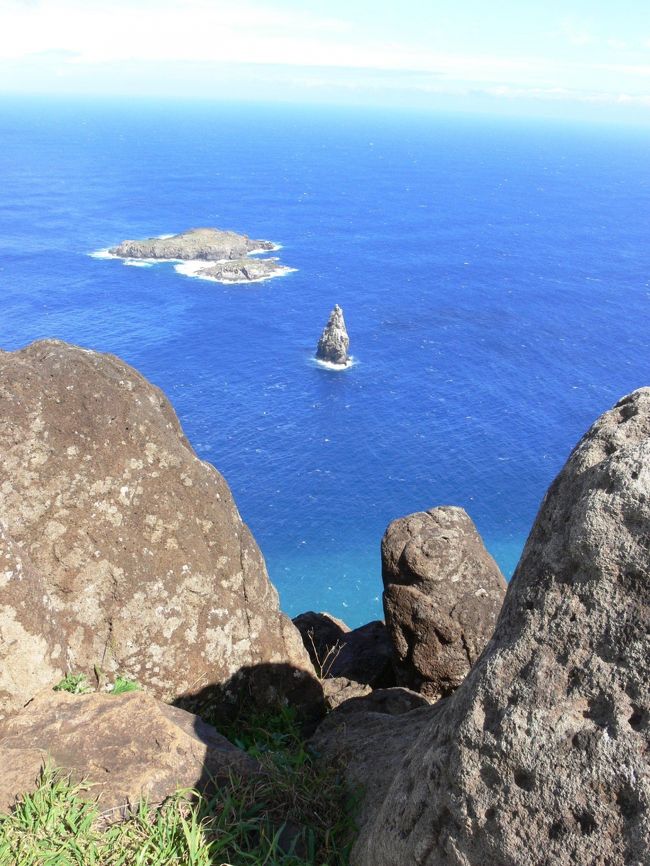 いちばん近くの人が住む島まで1900km。<br /><br />チリ領といいつつ、チリの海岸線までおよそ3700km。<br /><br />「絶海の孤島」という表現はこの島のためにあるようのかもしれない。<br /><br />そんなとこに人が住んでいるだけでも興味があるのに、<br />そこにモアイなる不思議な石像がある、とか。<br /><br />誰が?いつ?何のために?どうやって?<br />何かが宿るスピリチュアル・アイランド。<br /><br />絶対いつかは、と思っていたイスラ・デ・パスクア、<br />英語名:イースター島、<br />現地名:ラパ・ヌイ(大きな島)。<br /><br /><br />●プロローグ●<br />イースター島まではチリのサンチャゴか、タヒチのパペーテからしか便が出てないので、まずはそのどちらかまで行くこと。<br />日本からいちばん早く行く方法はタヒチ・パペーテ経由。<br />タヒチまでは成田から直行便が出ています。<br />その次は普通にアメリカ経由。<br />でも、毎回南米行くのってアメリカ経由なんだよね。<br /><br />ちょっと変えたいなって思ってて、ヨーロッパ経由、オーストラリア経由、などの中から今回僕が選んだのはいちばん遠いシドニー経由でした。<br /><br />アホですなぁ。<br />でもいちばん安かったんだな、これが。<br /><br /><br />●旅程●<br />8/4 福岡1050⇒(台北経由)⇒1550香港1900⇒<br />8/5 ⇒0615シドニー0955⇒(オークランド経由)⇒1210サンチャゴ1620⇒2000イスラ・デ・パスクア<br />8/6 イースター島 <br /> am:ゆっくり <br /> pm:オロンゴ~ラノ・ララク~アフ・トンガリキ~アナケナビーチ~アフ・タハイ(夕陽) <br />8/7 am:アフ・トンガリキ(朝陽)~テ・ピト・クラ~アフ・アキビ<br /> pm:ゆっくり<br />8/8 am:郵便局(手紙を出す&スタンプをもらう)<br /> 博物館<br /> pm:アナ・カイ・タンガタ(食人洞窟)~アフ・タハイ(夕陽)<br />8/9 教会(ミサ)1310⇒1945サンチャゴ2250⇒<br />8/10 ⇒日付変更線<br />8/11 ⇒(オークランド経由)⇒0730シドニー(街へ) 2155⇒<br />8/12 ⇒0525香港(街へ) 1425⇒(台北経由)⇒2045福岡<br /><br />福岡出発ってことと、JALでマイルを貯めるということで、全てワンワールド系。<br />福岡~シドニーがキャセイパシフィック航空(CX)、シドニー~イースター島がラン航空(LA)。<br />いずれもそれぞれの航空会社のHPから直接購入。<br />福岡~シドニーが¥11万、シドニー~イースター島はおよそUS$1800。<br />加算率はCXが約50%、LAが70%。<br />予約クラスによってはマイルが貯まらないものもあるので注意が必要です。<br /><br />福岡~台北 2時間<br />台北~香港 1時間40分<br />香港~シドニー 9時間<br />シドニー~オークランド 2時間40分<br />オークランド~サンチャゴ 11時間<br />サンチャゴ~イスラ・デ・パスクア 5時間40分<br /><br />純粋に乗っているだけで片道30時間以上、待ち時間を入れると48時間の空の旅でした。<br /><br />●レート●<br />US$1=¥95=520チリペソ(2009年8月現在)<br /><br />イースター島ではUS$がほぼどこでも使えますが、US$1=500チリペソで換算されますので、現在のレートだと損、ということになります。<br /><br /><br />●マイル●<br />上述の通りJALで貯めました。