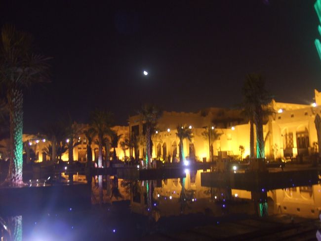 実は、わたくし、中近東というかイスラム圏は非常に苦手な分野でして・・・<br /><br />数年前にエジプトに一人で行ってから、結構イスラム圏に女一人で行くのはいやだなぁ〜と思っていました。<br /><br />正直、はい。<br /><br />でも、今回は友達がカタールにいるのと、今回ナイロビまでカタール航空が一番安かったので、ほんならストップオーバーしますか！！ってなかんじで１泊しました。<br /><br />でも、これがまた意外と？とっても楽しくて、もう２〜３日いたかったなーと帰るころには思っていました（笑