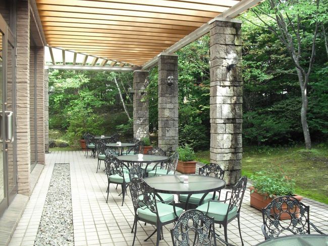 7月下旬、妻と2人でエクシブ軽井沢に3連泊して、ゆっくり軽井沢の夏を楽しんできた。しかし、予想外の雨に見舞われ館内にあるフィットネスクラブ・室内温水プール・露天風呂で過ごす時間が多かった。これもまたいい。<br />写真:エクシブ軽井沢ロビーラウンジ「ミルティーユ」のテラス席<br /><br />私のホームページ『第二の人生を豊かに―ライター舟橋栄二のホームページ―』に旅行記多数あり。<br />(新刊『夢の豪華客船クルーズの旅』案内あり)<br />http://www.e-funahashi.jp/<br />