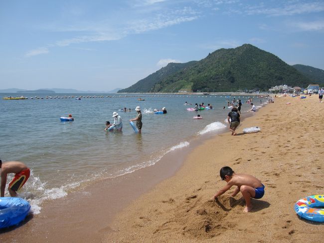 2週続けて玉野渋川海水浴場にいってきました。20年ぶりかも。お盆までにいかないといけないので、あせって行ってきました。駐車場は、1000円でした。もれなく水族館の割引ついてました。けど、子供たちは、うみうみうみ、、で、しっかり遊びました。今年購入した、ﾃﾝﾄみたいなｻﾝｼｪｰﾄﾞを浜辺にたてて、楽しみました。思ったよりは、きれいだけど、グアム、サイパンの海を思い出し、あ〜今年も、行くぞー、まっててねーと言う感じでした。ｼｬﾜｰは、100円でした。その後、海の家で、たこ焼きやら、かきこうりやら、しっかり食べました。盆終ったので、次は、ﾌﾟｰﾙです。