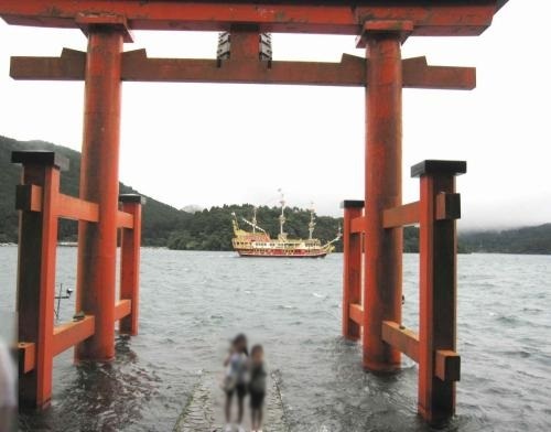 今年の夏は、何しろ雨が多い。<br />梅雨明けは本当にしたのだろうか？<br />７月末だというのに、肌寒くもなってしまう時があった。<br /><br />箱根神社の鳥居から眺めた芦ノ湖。<br />天気も良くなく、霧が湖面近くまで降りてきています。<br />雨が多いから、水量が多いです。<br />風が強く、湖面には波が立っていました。<br />いつもの穏かな「芦ノ湖」のイメージはありません。<br />このような芦ノ湖は、はじめて見ました。<br /><br /><br />