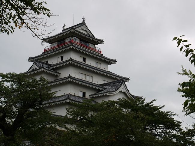 この夏、初めて東北に行ってきました。<br /><br /><br />福島→青森→岩手→宮城を8日間で回り走行距離は3400km！<br />最長記録です。<br /><br /><br />渋滞を避けるため往復は東名を使わず、東海環状→中央道→長野道→上信越道→北陸道→磐越道と進むルートを選択。<br />名古屋高速を避けたので会津若松ICまで1000円でした^^<br /><br />まずは1日目、福島県です。<br />福島では『ふくぱす』と言うキャンペーンをしています。<br />ダウンロードしたふくぱすを見せるといろんなところで割引やサービスが受けられます。<br /><br />又、福島で一度高速を降りたおかげで安いスタンドで給油もできお風呂にも入れます。<br />一石二鳥！！<br /><br />ちなみにこの日のお風呂は『庄助の宿　滝の湯』へ。<br />ふくぱすで1000円の入浴料が700円になります。