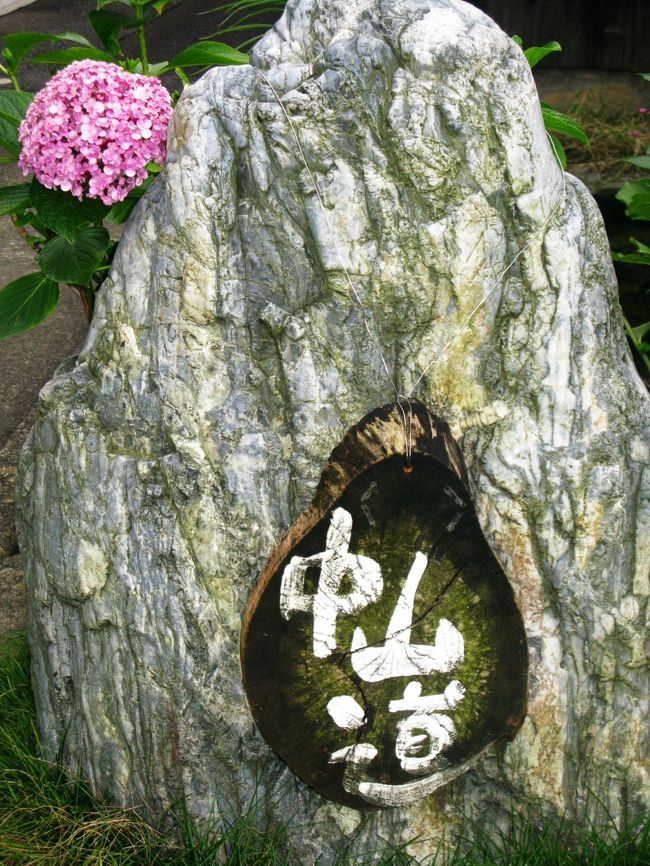 中山道（なかせんどう）は、江戸時代の五街道の一つで、本州中部の内陸側を経由する路線である。「中仙道」とも表記する。<br />東海道に次ぐ主要街道であった。江戸の日本橋から草津宿まで。 草津宿で東海道に合流する。江戸から草津までは129里あり、67箇所の宿場が置かれた。現在の都府県では、東京都・埼玉県・群馬県・長野県・岐阜県・滋賀県にあたる。<br /><br />醒井宿（さめがいじゅく）は中山道61番目の宿場で、現在は滋賀県米原市。<br />古代からの交通の要衝であり、『日本書紀』の日本武尊の伝説に登場する「居醒泉」が醒井の地名の由来であるといわれる。豊富な湧き水があったことが、旅人の休憩場所として最適の条件であったことは間違いない。今も地蔵川の清らかな流れが町を潤している。<br />（フリー百科事典『ウィキペディア（Wikipedia）』　より引用）<br /><br />米原市観光ガイドについては・・<br />http://www.maibarashi.jp/<br /><br />近江路観光ガイドについては・・<br />http://www.ohmitetudo.co.jp/outdoor/index.html<br /><br />近江路ぐるっと3日間の主な日程は・・<br />新幹線で岐阜羽島駅ー伊吹山山頂お花畑散策ー彦根城・玄宮園ー彦根ビューホテル泊ー琵琶湖観光・竹生島ーマキノプリンスホテルー延暦寺根本中堂ーホテル京阪京都泊ー石山寺ー坂本ー近江八幡ー多賀大社ー醒井宿ー米原駅から新幹線乗車<br /><br />