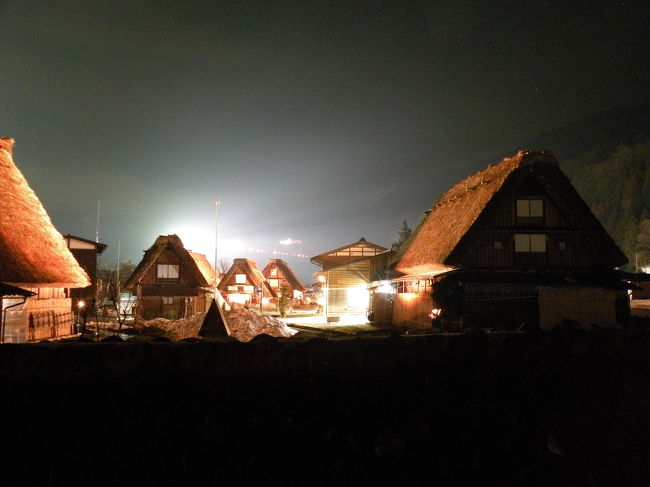 大阪から車で帰る途中に寄ってきました。<br /><br />2月14日　大阪発→犬山(愛知)<br /><br />犬山で祖母の家に寄ってきました。<br /><br />その後白川方面へ。<br /><br />途中のパーキングエリアでホテルを見つけて白川へ。<br /><br />ホテルで白川郷のライトアップを知りせっかくだから行ってみることに。<br /><br />なかなかやってないみたいでみれてラッキー☆<br /><br />雪はあんまりなかったけどめっちゃきれい！！！<br /><br /><br /><br /><br />次の日、またちょっとだけ白川郷をまわって飛騨高山へ。<br /><br />ずーっと行きたかったけどなかなかいけなかったところ。<br /><br />交通の便も微妙でなかなか行けなかったけど行けてよかった☆<br /><br />世界遺産はすごいね。