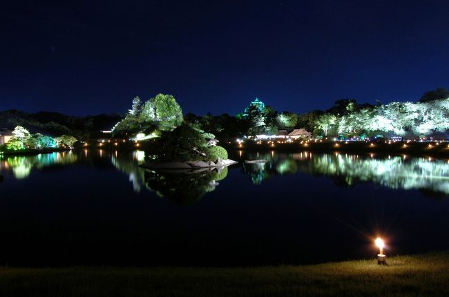 夏の岡山市にある後楽園をライトアップする「幻想庭園」に出掛けた。当日は暑いが晴天、まだ明るい内から入園した。既に多くの人たちがライトアップ(LED約6000個やろうそく約100本、照明灯約250基を点灯)を待っていた。幻想庭園は、2000年に始まり10回目。暗くなると幻想的な世界が広がり、その美しいライトアップされた後楽園の庭園の景色を夢中でカメラに収めた。<br /><br />4travel主催の「みんなで作る2010年週間旅行カレンダー」にこの「幻想庭園」の写真を応募しましたので、皆さんの投票を期待しています。<br />私の応募した「幻想庭園」の写真と応募ページ　http://4travel.jp/calendar/2010/pict/739/<br /><br />「みんなで作る2010年週間旅行カレンダー」のページhttp://4travel.jp/calendar/2010/<br /><br />Alcatの応募した他の写真、こちらの投票もよろしく<br />3月　http://4travel.jp/calendar/2010/pict/730/<br />4月　http://4travel.jp/calendar/2010/pict/732/<br />5月　http://4travel.jp/calendar/2010/pict/733/<br />6月　http://4travel.jp/calendar/2010/pict/735/　<br />7月　http://4travel.jp/calendar/2010/pict/737/<br />9月　http://4travel.jp/calendar/2010/pict/743/<br />11月 http://4travel.jp/calendar/2010/pict/744/<br />12月 http://4travel.jp/calendar/2010/pict/745/<br /><br />