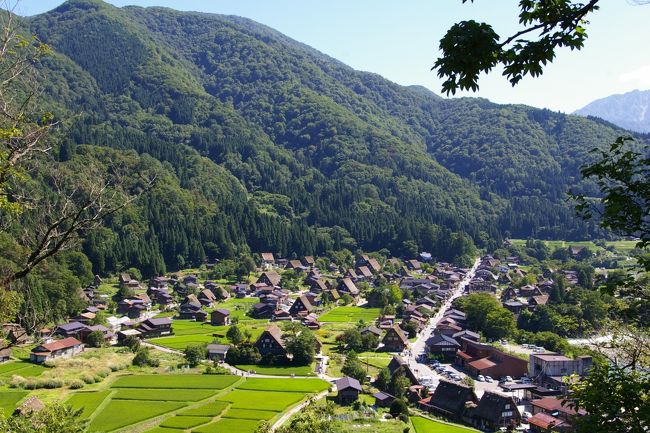 急に予定が無くなったお盆休み。<br /><br />地図を黄色くしたいという理由で岐阜までやって来ました♪<br /><br />以前から行ってみたいと思っていた白川郷。<br />やっと願いが叶いました。<br /><br /><br />ここまでの旅行記はこちらで(^0^)/<br />＜高山前編＞<br />http://4travel.jp/traveler/noririn-dayo/album/10365307/<br />＜高山後編＞<br />http://4travel.jp/traveler/noririn-dayo/album/10366503/