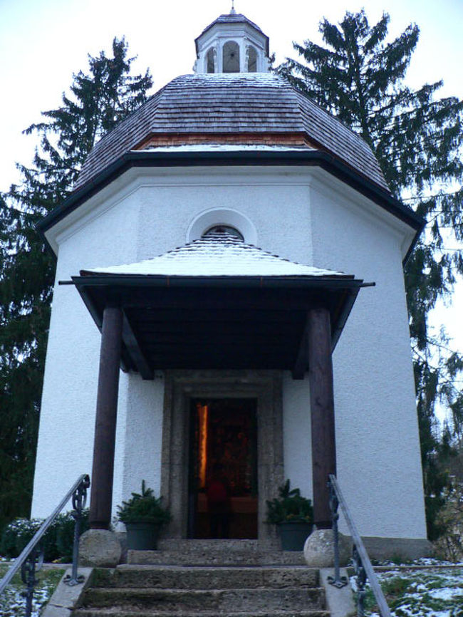 きよしこの夜が作曲されたというオーベルンドルフ村のきよしこの夜礼拝堂(Stille-Nacht-Gedaechtnis-kapelle)です。ザルツブルグの北20kmくらいにあります。