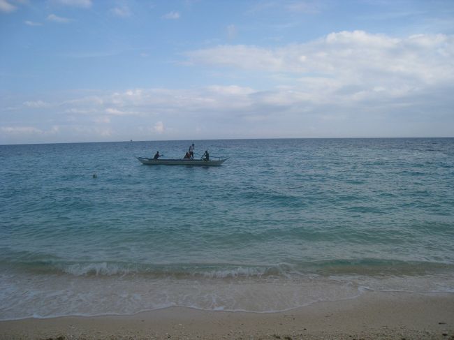 ボラカイ島の北西にあるプカシェルビーチ。<br />ビースのような貝殻のプカシェルが、ビーチで取れたため名付けられた。<br />丸くて可愛い貝は、アクセサリー等に使うため拾い集められ、今では激減している。<br /><br /><br />こちらのブログにもどうぞ！　<br />Yahoo!ブログ　目黒警部の旅<br />http://blogs.yahoo.co.jp/megurokeibujp <br /><br /><br />
