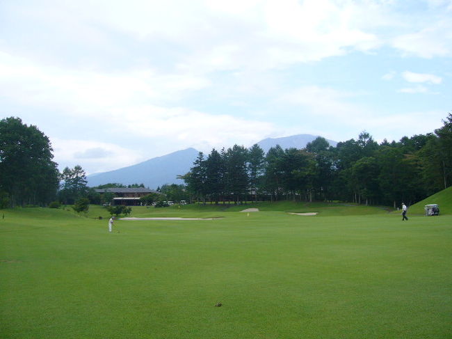  中軽井沢カントリークラブhttp://www2u.biglobe.ne.jp/~ryos/ryosgolf/k-report/nagano/naka-karuizawa.htmlでゴルフを楽しんだ。<br /> 学生時代の友人六人が社会人になって5年程経った頃４年間の寮生活を共に過ごした仲間が集まって久闊を叙したのが始まりで六友会が誕生した。年に一回夏、ゴルフを軽井沢でするのが恒例である。弁護士のＵ氏の別荘へ夫婦連れで押しかけ男はゴルフ、女は観光やショッピングを共にし旧交を温めている。<br /><br /> 筆者は単身で長野新幹線を利用して参加した。信濃電鉄の追分駅で馴染みのタクシーに電話をすれば迎えにきてくれて別荘まで連れていって貰える。今年も例年通り追分駅で電話しようとしている所へ客を送ってきたタクシーがある。客が降りて空車となったのでこれ幸便とばかり乗り込んだ。<br /><br /> ところが運転手氏が地元の人でないため、番地を告げただけでは判らないという。近くまでいけば判ると思い鴎友学園寮を目標にして欲しいと言うと運転手氏はあちこちで道を尋ねて連れて行ってくれた。鴎友学園寮までたどり着き運転手氏を返したのはいいが肝心のＵ氏の別荘がなかなか見つからない。携帯電話で二回も道順を聞いたがたどり着けない。元の鴎友学園寮まで迎えに来て貰うはめになってしまった。結果的には二回もＵ氏宅の前を素通りしていた。<br /><br /> 集合時間までには全員揃い庭で焼き肉、焼き魚・焼き帆立て、焼き野菜を楽しんだ。翌日は星野温泉でゴルフ組と観光組が待ち合わせて、村民食堂http://www.hoshino-area.jp/tonbo/で夕食を共に楽しみ今年の生命の洗濯は終了した。<br />