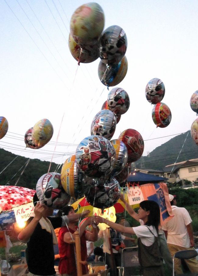 ■今日は地元のお祭り見物<br /><br />　安芸郡坂町「パルティ・フジ坂」で潮の香まつり、安芸区中野東駅近くの「ほことり広場」でほことりまつりがありました。<br />　時間の都合で夜の花火大会までいることができませんでしたが、買い物ついでの暇つぶしで、娘とふたりでちょっくら歩いてきました。<br /><br />「ご報告」<br />　能登半島・白川郷の旅行記がウンと残っています。まとまり次第アップいたしますので、よろしくお願いいたしま〜す。<br />