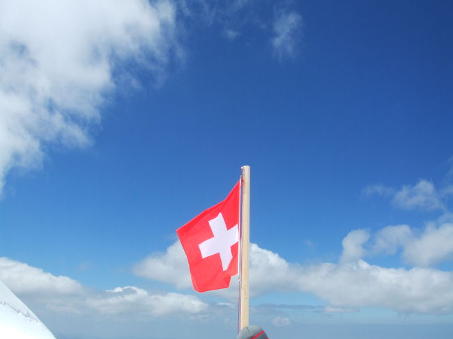 スイスは数年前にユングフラウヨッホに登りたくて来たのですが、その時はインターラーケンに４日間もいたのに、ずっと頂上の天候が悪く一度も登れずに残念な思いをしました。今回はリベンジでもう一度行こうと決めました。今回は登れました！！　絶景です！　