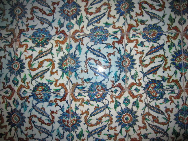 2009年５月27日～6月5日まで、トルコ周遊ツアーに友人と2人で参加しました。行程は以下の通りです。<br /><br />1日目　東京12：50発　イスタンブール19：40着→イスタンブール泊<br /><br />2日目　イスタンブール　ブルーモスク・地下宮殿・アヤソフィア・ヒッポロドーム→チャナッカレ泊<br /><br />3日目　トロイ・ベルガマ・アクロポリス→イズミール泊<br /><br />4日目　エフェス・聖母マリアの家・アルテミス神殿跡・パムッカレ石灰棚・ヒエラポリス→パムッカレ泊<br /><br />5日目　コンヤメブラーナ博物館・インジェミナーレ博物館→カッパドギア洞窟ホテル泊<br /><br />6日目　カッパドギアギョレメ野外博物館・カイマクル地下都市・ゼルベの谷・ウチヒサール・ハイキングツアー→アンカラ泊<br /><br />7日目　サフランボル木造民家博物館・バザール・フドゥルルックの丘→アンカラ18：00発　イスタンブール19：05着→イスタンブール泊<br /><br />8日目　トプカプ宮殿（ハレム・宝物館）・グランドバザール→イスタンブール泊<br /><br />9日目　トラム乗車・ガラダ塔・地下鉄乗車・エプシャンバザール・ボスポラス海峡クルーズ　イスタンブール17：10発　<br /><br />10日目　東京11:00着<br /><br />8日目です。<br />ついについにイスタンブールに戻ってきちゃいました。<br />もう帰りが目前に迫ってきて、さみしい気が・・・。<br />残り少ない時間を有効に・・・思い出深い旅にしよう！！<br />まず、トプカプ宮殿へ・・。