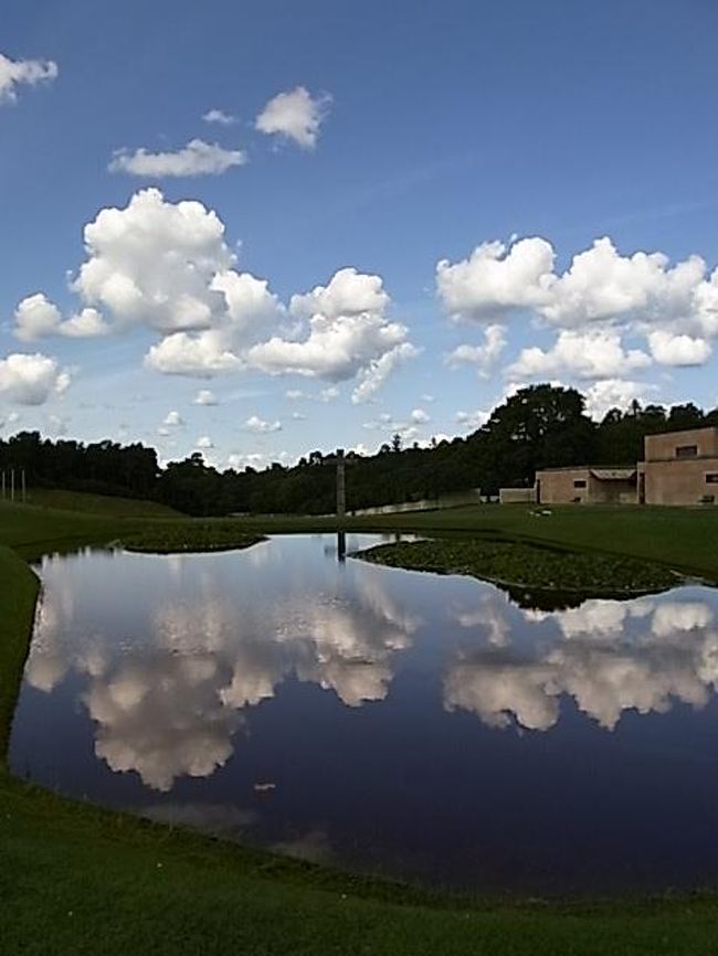 Skogskyrkogarden(森の墓地)<br /><br />市庁舎の塔に登った後は、20世紀の建築で初の世界遺産となったアスプルンド設計の森の墓地を訪れました。<br /><br />森の墓地の事を詳しく書いたガイドブックが無かったので雑誌「Casa BRUTUS」の特集を参考に行ってきました。<br /><br />墓地はとても広く、地図が置いてあるビジターセンターまで少し遠いので日本から予め地図を持って行った方が良いかもしれません。<br /><br />http://www.skogskyrkogarden.se/en/visiting/visitors-guide.php<br /><br />森の墓地はスウェーデンにある埋葬地の中でも最大規模を誇る埋葬地の一つで、約10万のお墓があります。墓地には火葬場1ヶ所、葬儀用礼拝堂5ヶ所および屋外斎場1ヶ所があり、毎年2,000近くの葬儀が営まれています。(パンフレットより)<br />