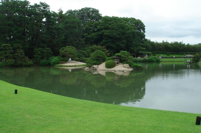 日本に帰任になってから、海外旅行も出来ずにストレスを感じ始めている今日この頃ですが、ちょっと、面白い企画商品を見つけましたので、早速試してみました。いつもの飛行機による旅行とは一転して、今回は、完全に列車の旅です。<br />JR西日本が出している「西日本パス」は、JR西日本だけでなく、JR四国、一部のJR九州が乗り放題という割引きっぷです。また、普通車だけでなく特急（新幹線含む）も自由席であれば乗り放題。さらに指定席は4区間まで乗車可能という優れモノです。<br />利用出来るのは、金土日の連続する二日間or三日間タイプで、二日間用で12,000円、三日間用で16,000円。グリーン車用もあります。<br />発券期限が、一週間前までという限定はありますが、非常にお得なきっぷです。<br />この「西日本パス」を駆使して、ぐるっと、高松、岡山、門司港、広島を巡りました。<br /><br />■行程■<br />金沢－高松－岡山－門司港－広島－金沢<br /><br />「西日本パス」は、一部、広告の表現で不適切を指摘され、8/21以降の新「西日本パス」は価格が上がりましたが、さらにパワーアップしています。<br />http://www.jr-odekake.net/navi/nishipass/<br /><br />①高松讃岐うどん編<br />http://4travel.jp/traveler/sazaby/album/10368503/<br />②瀬戸大橋クルーズ・岡山後楽園編<br />③レトロ門司港編<br />http://4travel.jp/traveler/sazaby/album/10375604/<br />④安芸の宮島編<br />http://4travel.jp/traveler/sazaby/album/10442677/<br />