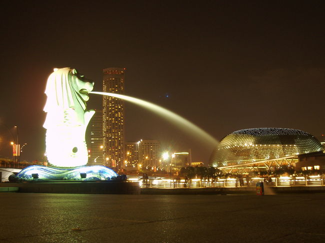 2006年1月22日から25日<br /><br /><br /><br /><br />20日 <br /><br />名古屋へ <br /><br />犬山のおじいちゃんばあちゃんち泊 <br /><br /><br />21日 <br /><br />犬山から在来線で京都へ <br /><br />京都のおじちゃんおばちゃんいとこんち泊 <br /><br /><br />22日 <br /><br />６時出発で関西空港へ <br /><br />9時40分発　アシアナ航空でインチョン経由　シンガポールへ <br /><br /><br />22日〜25日　シンガポールで観光 <br /><br /><br />でした。<br /><br /><br /><br /><br />動物園の印象しかほとんど残ってません。<br /><br />マーライオンはがっかりとか言うけど、まぁ、あんなもんじゃないですかね？<br /><br /><br /><br />１日目は夜のマーライオンなどを観光。<br /><br /><br />２日目は夕方ちょっと買い物に。おおむねグダグダ過ごす。 <br /><br />３日目は一人で観光。 <br />マーライオン昼バージョンを楽しんで中華街へ。 <br />フードコートとかいっぱいあって楽しかったです。 <br /><br />中華街のあとはバードパークへ<br />フラミンゴはいっぱいいすぎると気持ち悪い。<br /> <br />夜はナイトサファリに。 <br /><br />４日目はシンガポールズー<br />めっちゃ広い！疲れなきゃ１日中いれる☆ <br /><br />で、夜は帰国の途に。でした！ <br />