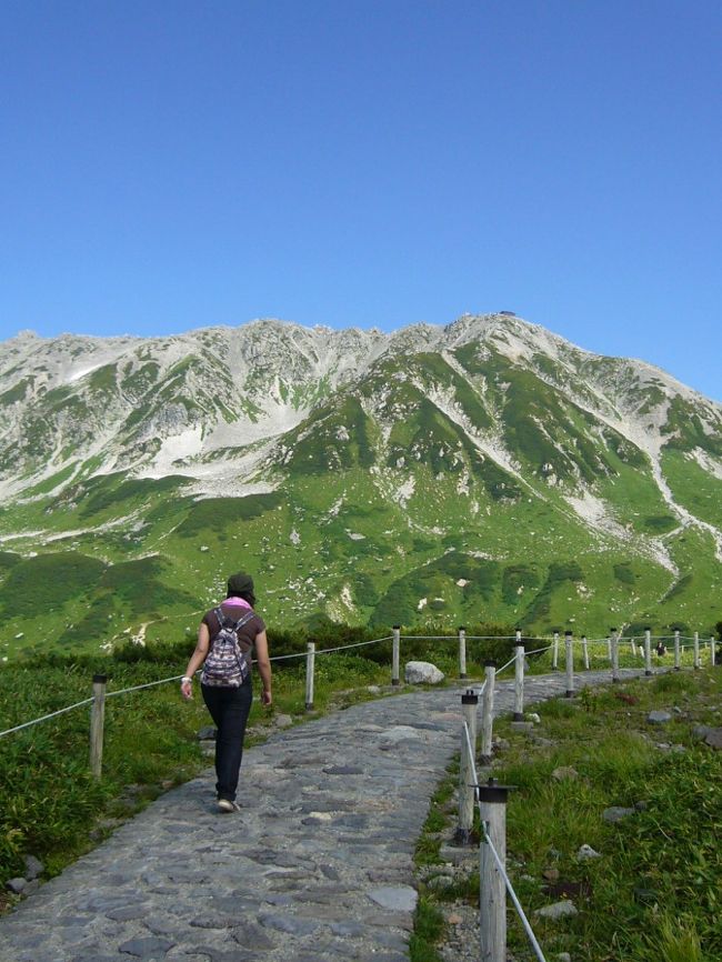 夏旅２日目「立山黒部アルペンルート」の後編です。<br />室堂（標高2450メートル）のみくりが池周辺のトレッキングも楽しみの一つでした。<br /><br />「山の天気は変わりやすい」。。。とよく聞きますが，この日ばかりは見事な晴れ空の下，気持よくプチトレッキングを楽しみました。<br />所要時間は１時間ほど。みくりが池の湖面に映る山々に見とれ，展望台ではブルーベリーソフトクリームを味わい，みどりが池を含む山の緑の美しさにため息。。。　展望台からは地獄谷も見えました。<br /><br />立山駅に着いたのは午後３時半頃。マイカー回送サービスで車を受け取り，道を教えてもらって…さあ，下呂温泉へＧＯ！<br />ただ…その道のりは約３時間。。。ちょっと遠すぎましたねぇ…。<br />途中，高山でラッシュ渋滞にもあい，すっかり陽が落ちた７時すぎに下呂温泉に到着しました。<br />そうそう，いきなりの豪雨・雷にも遭遇してあせったぁ～。。。<br /><br />２日目：８／１７日（月）<br />　１４：００　室堂到着<br />　１５：００　室堂出発<br />　　　　　　　　↓≪立山高原バス≫<br />　　　　　　　美女平<br />　　　　　　　　↓≪立山ケーブルカー≫<br />　　　　　　　立山駅　※マイカー回送サービスへ<br /><br />　１６：００　立山駅出発<br />　　　　　　　　↓<br />　１９：００　下呂温泉到着