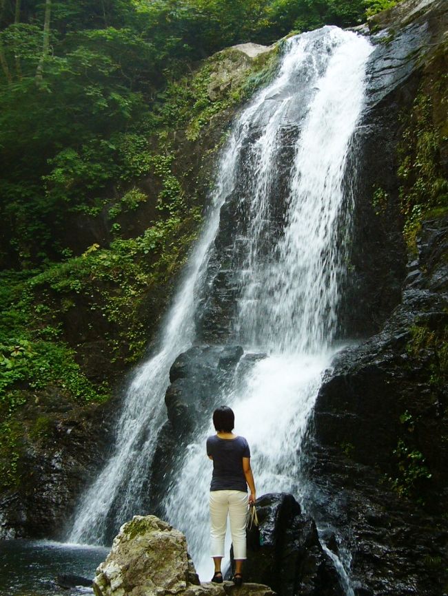 夏旅３日目の午後は，高山市国府町にある「宇津江四十八滝」に行きました。<br /><br />約１㎞，時間にして約１時間のハイキングコースの中に自然がつくり出す１３の滝を見ることができます。<br />苔の緑が鮮やかな大樹や岩の間をぬって，水煙を上げて落下する滝群はまさに秘境そのもの。<br />木漏れ日の中，神秘な自然の造形美をじっくりと楽しむことができました。<br /><br />ガイドブックを見て，「ちょっと寄ってみようか？」という奥さんの提案に感謝♪　マイナスイオンが充満している空間に癒されて，ますます滝が好きになったのでした＠＾－＾＠