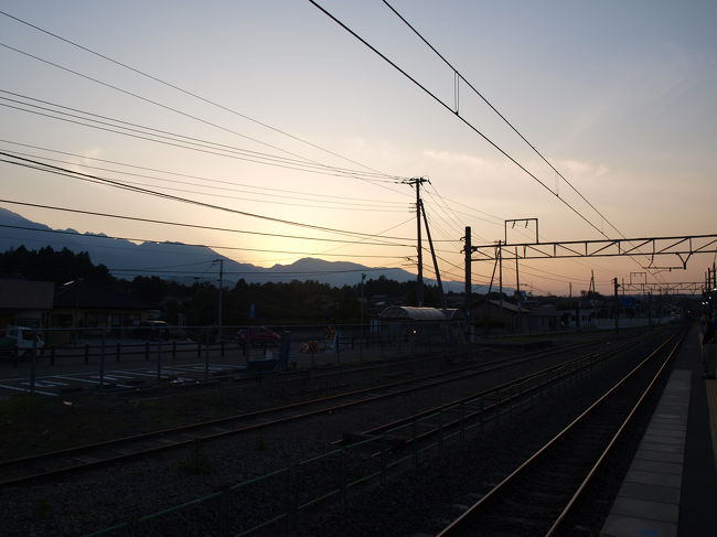 山梨県に入った。小淵沢駅では小海線の電車が停まっていた。清里に行った思い出がよみがえる。<br /><br />日野春で特急の通過待ち。このあたりで日が暮れ始め写真を撮るのも難しくなってくる。<br /><br />日も暮れると疲れが出てきて所々で意識が遠のく。<br /><br />大月では乗り換え時間が短いので、さっと乗り換え東京行きの特快に。