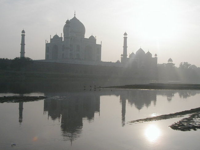 当初の予定ではデリーからアーグラーに寄り、バラナシでガンガーに浸かる予定だったのですが、カジュラホでスラム出身の青年に会い、学校に行けない子供たちのための青空教室を見たり、スラム街の彼の実家で相伴に預かったりしてるうちに帰国日が近づき、バラナシを諦めました。<br />