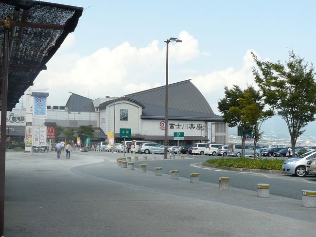 お盆期間に発生した大雨で土砂崩れになり多くの作業者の頑張りで復旧した東名を走り出掛けて来ました。<br /><br />途中、孫から富士山に登りたいという声を聞き山頂に登り口の須走口に向かいました。