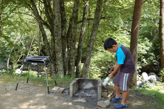 　恒例の家族キャンプに行ってきました。キャンプ３日連続は初めてなので疲れ具合はどのぐらいか未知数ですが出発しました。最初の小黒川キャンプ場は１１時ごろ到着、昼からセットを始めて午後から川遊びや釣堀で釣りをしました。小黒川渓谷の特徴はとにかく山深いところで、森の中そのものといったキャンプ場だということ、標高がどのぐらいなのかわからないのですが、夏の終わりだとは言え、かなり夜は冷え込んでトレーナーでは震えてしまうほどでした。そのぶん夜の星空は最高でした。オリオン座の中の部分(わかる人はわかる）までばっちりで、もう少し開けたところがあったら寝転んで見上げたかったです。