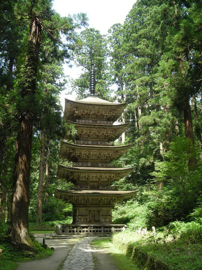 以前から興味があった出羽三山巡り。<br />あと即身仏。<br />今年は出羽三山丑年御縁年ということで、丑年にお参りすれば12年お参りしたことになる年。<br />ならば行かねば!<br /><br />今年は丑年御縁年だから安いツアーもたくさんありました。<br />でもあえて公共機関と徒歩で行きました。<br />高くつくけど、こっちの方がやりたいことが出来るし(実際そのツアー団体に出会ったら、年齢層がかなり上だったので参加しなくて大正解w)<br /><br />ただバスの本数が極端に少ないので、プランニングが大変でした。<br />庄内交通のHPにある時刻表を見ながら考えつつ、私はこんな日程で行ってみました。<br /><br />8/22:ブルートレイン 寝台特急あけぼの 上野→酒田<br /><br />8/23:朝に酒田着、ちょっと観光、鶴岡に移動、鶴岡から羽黒山までバス、羽黒山を登る<br /><br />8/24:羽黒山頂からバスで月山八合目まで、月山登山、湯殿山に下山し、バスで田麦俣へ<br /><br />8/25:田麦俣から即身仏のある注蓮寺と大日坊に行って、鶴岡に戻り、特急と新幹線で東京へ帰宅<br /><br />いっぱい歩き、初ちょっと本格的な登山(ハイキングじゃないやつね)だったので大変でしたが、達成感はめちゃくちゃ高い旅となりましたっ!<br /><br /><br />