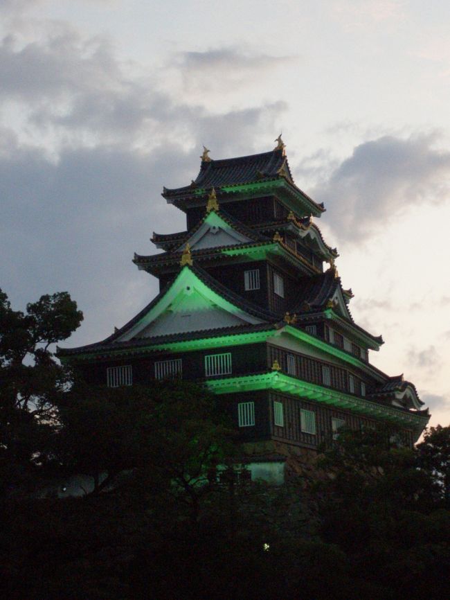 日暮れ直前の岡山城です。