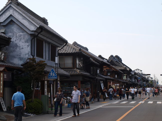 NHKの朝のドラマの舞台になっている川越の風景を見たくなり、横田基地の日米友好祭を早めに切り上げ移動。牛浜駅が大混雑だったせいもあり予定の時間が大幅に遅れたので夕方までじっくり川越を見学することにした。<br /><br />街のいたるところで「つばさ」のポスターや川越の観光案内などドラマの影響はやはり大きいというのを実感。<br /><br />JR川越駅からクレアモールを歩いて大正浪漫夢通りの抜け蔵造り町並みの通りを散策。<br />門前町横丁、菓子屋横丁等子供の頃を思い出すような木造の建物が立ち並び、初めて来たにもかかわらず懐かしささえある。