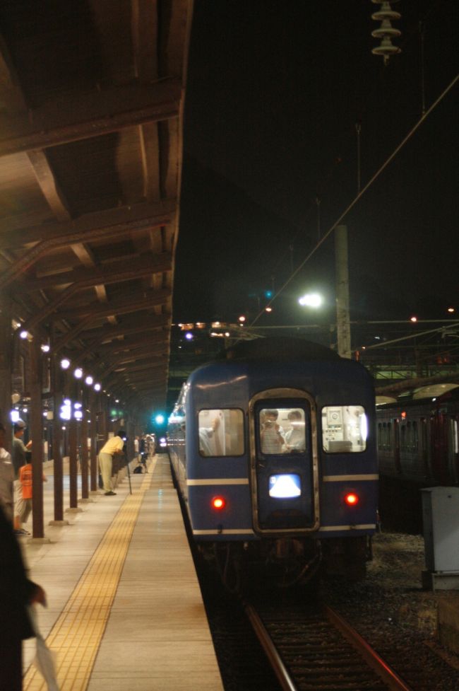 リバイバル富士が走った昨夜･･･<br />門司港駅を見るという目的で向ったのに<br />残念ながら列車が出るタイミングで到着した私たち。<br /><br />おなかもペコペコだったので<br />焼カレーを食べて<br />夜景撮影会へと旅の目的を変更したのでした。