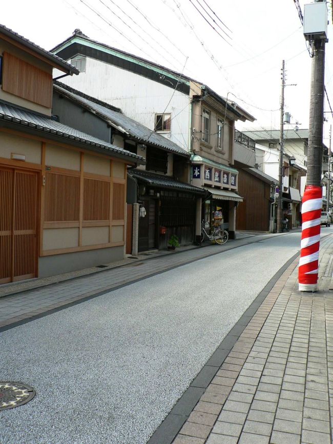 毎年秋に行われる岸和田だんじり祭は曳き手が走りながらだんじりを方向転換させる勇壮な「やりまわし」で知られている。９月には「やりまわし」の迫力を体感するために多くの観光客が岸和田を訪れる。岸和田藩の領民が五穀豊穣を岸和田城内三の丸稲荷神社に感謝した稲荷祭が起源とのこと。２００９年は岸和田市役所周辺で９月２０日に「やりまわし」が予定されているが既に準備は始まっている。<br />だんじりが通る道の電柱には紅白幕が施されている。「やりまわし」には危険が伴い毎年けが人が出ており死者が出ることもある。幕の内側にはクッションがありだんじりやだんじりを曳く人たちがぶつかったときに衝撃をやわらげるように配慮されている。岸和田の人たちはわくわくしながら祭りの準備を進めているのだろう。<br />（写真は岸和田だんじり祭の準備をしている街並み）<br />