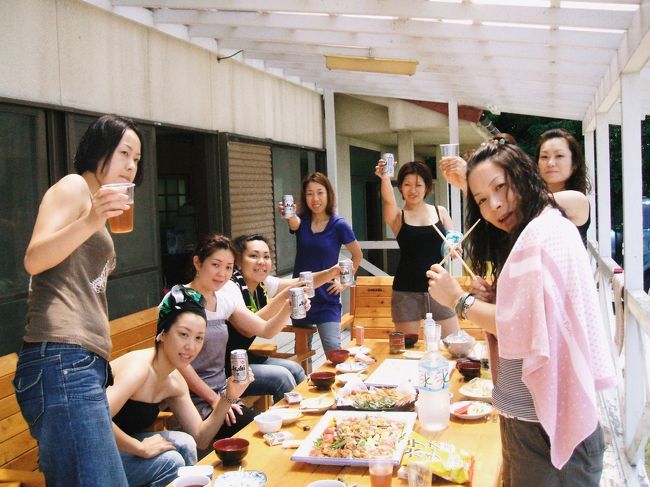 毎年恒例の百島バケーションに今年も参加してまいりました。<br /><br />はい、簡単に説明させて頂くと、女１０人でちょっとした別荘で朝から翌日の昼まで飲んだくれて、泳いで、食べまくるんですよ。<br /><br />広島県は尾道市にある百島というのどかな島からのお便りです。<br /><br />ちなみに、かなり余談にはなりますが、重要なポイントです！！<br /><br />「　１０人中８人が彼氏いません　」