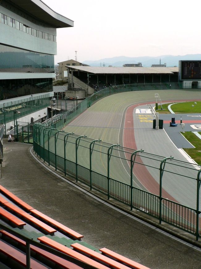 岸和田競輪場は岸和田市春木若松町にある競輪場で浪切バンクと呼ばれている。<br />競輪場に入るのは初めてだったが８月２５日は高松競輪の場外車券を販売しており,バンク前の観客席などの大画面モニターで高松競輪の様子を見ながら勝負の予想をする人たちもかなり見られた。<br />（写真は岸和田競輪場）<br />