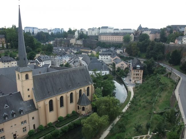 列車の遅れによりルクセンブルクの観光時間はたったの９０分となってしまい走り回っての観光となりました。<br />小さな街で緑が多く静かで良かったです。<br />とにかく走りました。<br /><br />この後、ＩＣＥに乗ってドイツに行きました。