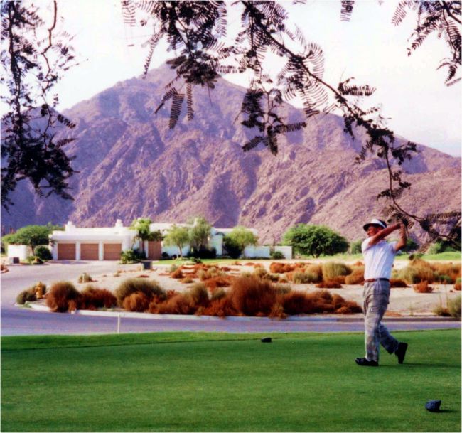 　ロスからおよそ２時間…。車は「ルート１０」を右に折れて、アメリカ西部の内睦乾燥地帯に、雄大な構想と絶大なる工業カとで造られた、巨大リゾートエリア「パーム・スプリングス（Palm Springs）」ヘと入っていきます。<br /><br />　この一帯にゴルフ場は８０…。今日のゴルフは、ここパームスプリングスの「緑の宝石　ラ・キンタ・ゴルフクラブ」です。<br /><br />