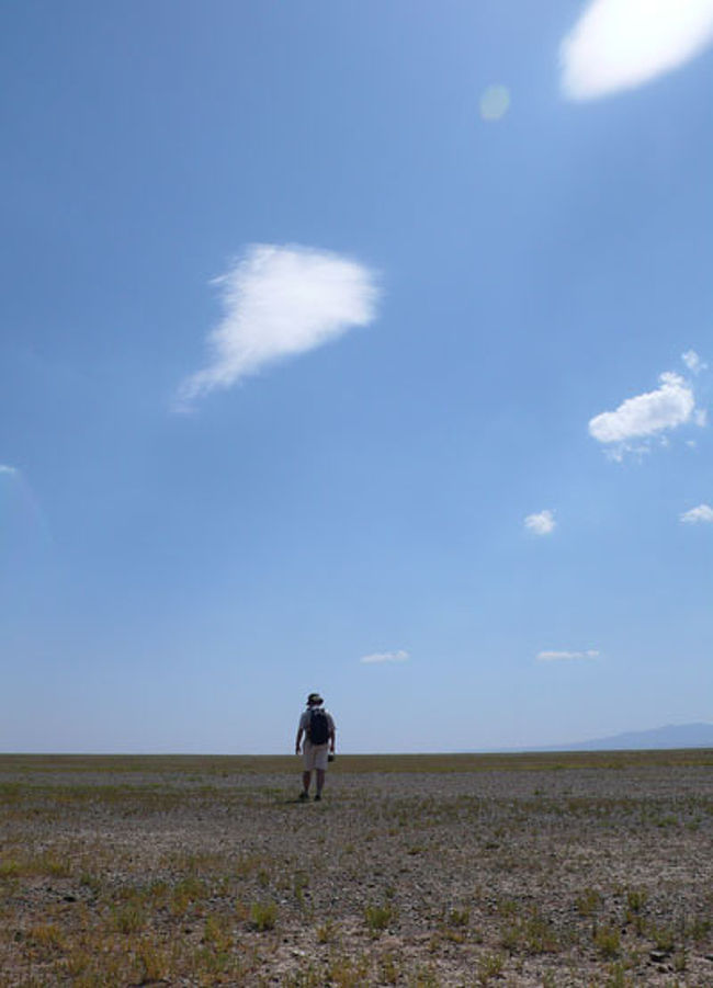 この不景気の中、幸か不幸かなぜか多忙になってしまった旦那。おかげで5月の連休に予定していた旅行はキャンセル、平日は毎日終電近いし、週末も仕事に行くことが多くなる。たまの休みで愛するチームを応援すべくドームや厚別へサッカーを観に行ってみればそれはそれはなんとも残念な結果（泣）<br /><br />旦那「やってられるか！」<br /><br />そだねー、やってられないよねー。んじゃ旅にでも出てリフレッシュしますか！<br /><br />私「沖縄ってどう？」<br />旦那「台風が来たら終わりだろ。」<br />私「じゃあ５月の連休に行けなかった奈良はー？」<br />旦那「蒸し暑いのはいやだ。」<br /><br />・・・それじゃあ海外しかないじゃないですか。でも今から計画立ててる時間はないし、時差のあまり無いところへでもツアーで軽～く行きます？？ちょっと調べてみたら、大手旅行会社のツアーで私たちの夏休み期間にぴったりなモンゴルでのトレッキングツアーを発見。かなり惹かれる・・・。いろいろ考えた結果、数日後に意を決して申し込もうとしたら残念ながら既に空きはナシ。<br /><br />うーん、じゃあ別の国にするかあ。どこに行こうかなあ…と考えながらドラクエ９をやっていると、着いた町はカルバドの集落。<br /><br />私「・・・モンゴルが私を呼んでいる。」<br /><br />そんなわけで（どういうわけ？）再びモンゴルのツアーを探しはじめ、ビビビと来た７泊８日のツアーに申し込み完了！<br />観光ビザを自分で取り、目の前の仕事はバッタバッタとやっつけて、いない間の作業は後輩に丸投げし（許せ！）、無事にモンゴルへと飛び立ったのでした。<br /><br />◆ツアーの日程◆<br />★【１日目】札幌→成田→ウランバートル（ウランバートル泊）<br />★【２日目】ウランバートル→飛行機で南ゴビ（ツーリストキャンプ泊）<br />★【３日目】南ゴビ観光（ツーリストキャンプ泊）<br />☆【４日目】南ゴビ→飛行機でウランバートル（ウランバートル泊）<br />　【５日目】ウランバートル→四駆でブルド（ツーリストキャンプ泊）<br />　【６日目】カラコルム観光（ツーリストキャンプ泊）<br />　【７日目】ブルド→四駆でウランバートル（ウランバートル泊）<br />　【８日目】ウランバートル→成田→札幌