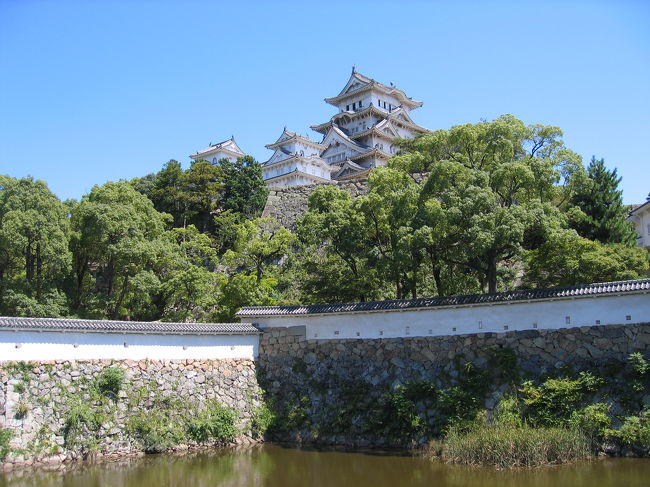 平成の大改修が始まる前に姫路城を見てきました。<br />お城の中入れるのがいいですね。<br />本当に綺麗なお城で色んなアングルから写真撮ったけど、実物には及ばないですね。<br />城内は広いし、階段も多いので体力いりました。水分補給を促す看板もあったのが納得です。