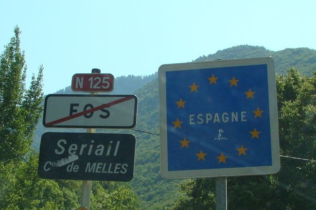 ヨーロッパ大陸とイベリア半島を分けるピレネー山脈（仏：Les Pyrenees、西：Los Pirineos）はフランスとスペイン両国にまたがります。<br />どちら側を歩くか。。。korotama行ったことのないスペイン側を選択しました。<br />拠点にはアラン谷の中でも大きい町 Vielha を選びました。<br /><br />情報があまり得られなかったこのエリア。<br />位置関係を把握するためにはGoogle Mapが、雰囲気を掴むには小説「聖灰の暗号」がとても役に立ったのでした。<br /><br />陸路スペイン入り。車での国境越え。<br />ワクワクしたのですが、実際はとっても呆気ないものではありました(^_^;)<br /><br />-------------------------------<br />【行程】<br />8/22(土) Narita - Toulouse<br />8/23(日) Toulouse - Vielha (Val d&#39;Aran 教会巡り)<br />8/24(月) Vielha (Artiga de Lin,Saut Deth Pish トレッキング)<br />8/25(火) Vielha (Val de Boi 教会巡り)<br />8/26(水) Vielha - Andorra La Vella<br />8/27(木) Andorra La Vella (Refugl de Sorteny,Vall del Madriu-Perafita-Claror トレッキング)<br />8/28(金) Andorra La Vella - Toulouse<br />8/29(土) Toulouse -<br />8/30(日) Narita<br /><br />【2009 Pirineos Driving Map】<br />http://maps.google.co.jp/maps/ms?source=s_q&amp;hl=ja&amp;geocode=&amp;ie=UTF8&amp;hq=LES+JACOBINS+loc:&amp;split=1&amp;msa=0&amp;msid=113923146550411158103.000471e7911e38d0ce190&amp;ll=43.052834,1.477661&amp;spn=2.251756,4.938354&amp;z=8