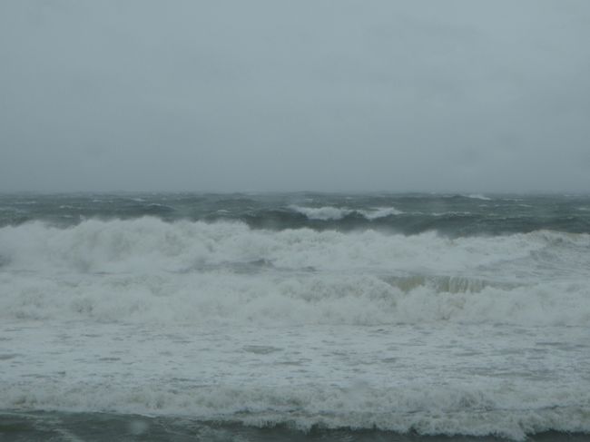 台風11号が関東に再接近した8月31日の午後<br />近くの阿字ヶ浦まで海の様子を見に行ってきました。<br />それ程大きな台風ではなかったこともあって、軽い気持ちで行ってみたのですが<br />やっぱり自然の猛威は凄かった！<br />台風時はむやみに海や川には近づかないほうが良いですね。